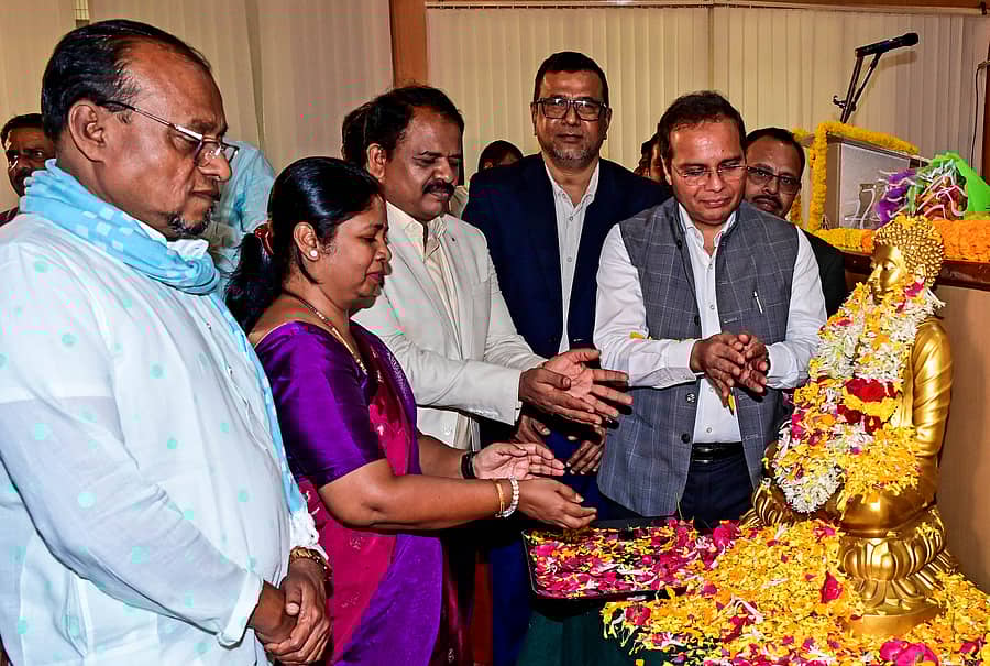 ಬೆಂಗಳೂರು ವಿಶ್ವವಿದ್ಯಾಲಯದ ಪರಿಶಿಷ್ಟ ಜಾತಿ ಮತ್ತು ಪರಿಶಿಷ್ಟ ವರ್ಗದ ಶಿಕ್ಷಕೇತರ ನೌಕರರ ಸಂಘ ಆಯೋಜಿಸಿದ್ದ ಕಾರ್ಯಕ್ರಮದಲ್ಲಿ ಗೊಲ್ಲಹಳ್ಳಿ ಶಿವಪ್ರಸಾದ್, ಕೆ.ಟಿ. ಶಾಂತಲಾ, ಪ್ರೊ.ರಮೇಶ್, ಡಾ. ವಿಶ್ವನಾಥ್, ಪ್ರೊ. ಜಯಕರ ಎಸ್. ಎಂ ಅವರು ಬುದ್ಧ ಮತ್ತು ಅಂಬೇಡ್ಕರ್  ಭಾವಚಿತ್ರಕ್ಕೆ ಪುಷ್ಪ ನಮನ ಸಲ್ಲಿಸಿದರು - ಪ್ರಜಾವಾಣಿ ಚಿತ್ರ