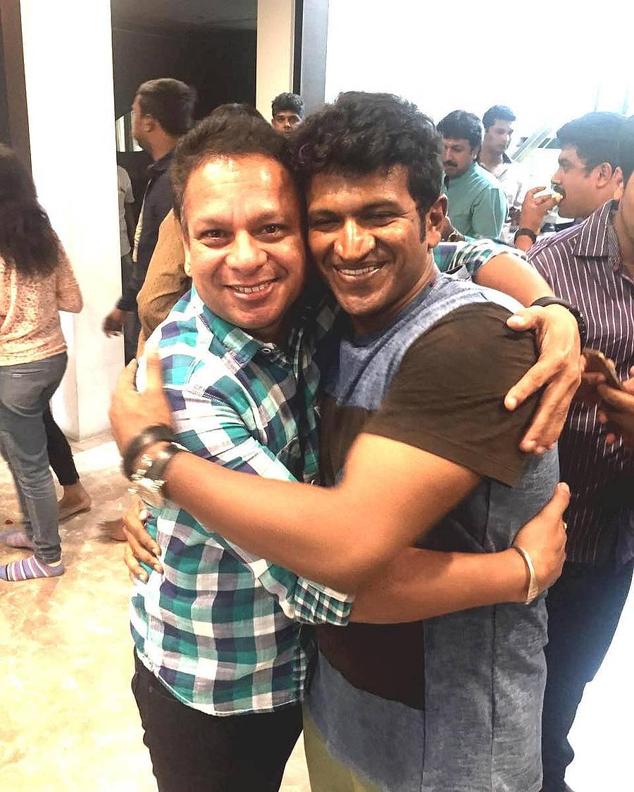 <div class="paragraphs"><p>ಪುನೀತ್ ರಾಜ್‌ಕುಮಾರ್ ಜೊತೆಗೆ&nbsp;ನಿರ್ದೇಶಕ ಮಹೇಶ್‌ ಬಾಬು</p></div>