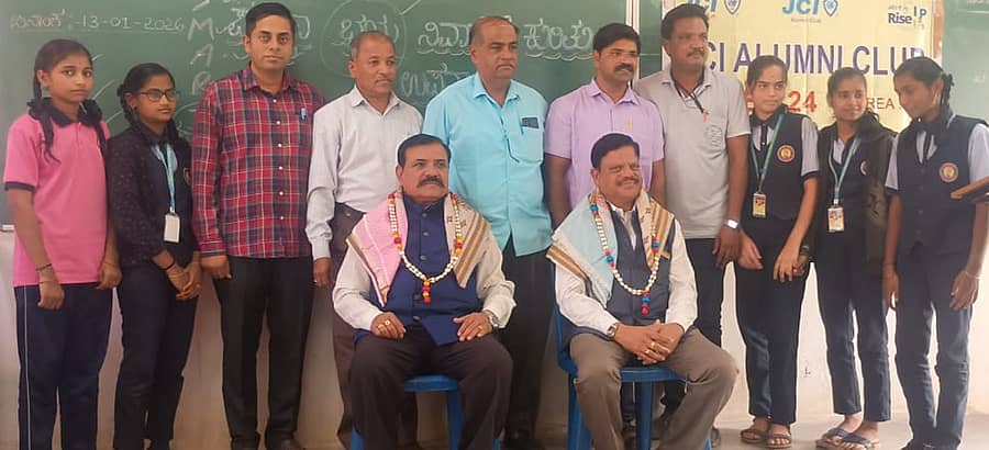 ರಾಣೆಬೆನ್ನೂರಿನ ವಿದ್ಯಾನಗರದ ಡಾ.ಬಿ.ಆರ್‌. ಅಂಬೇಡ್ಕರ್ ಪ್ರೌಢಶಾಲೆಯಲ್ಲಿ ಜೆಸಿಐ ಸಂಸ್ಥೆಯಿಂದ ನಡೆದ ಕಾರ್ಯಕ್ರಮದಲ್ಲಿ ತರಬೇತುದಾರರಾದ ಪ್ರಭುಲಿಂಗಪ್ಪ ಹಲಗೇರಿ, ರುದ್ರಪ್ಪ ಬಾಳಿಕಾಯಿ ಅವರನ್ನು ಸನ್ಮಾನಿಸಲಾಯಿತು