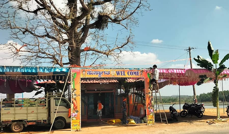 ಮುಂಡಗೋಡ ತಾಲ್ಲೂಕಿನ ಬಾಣಂತಿದೇವಿ ಜಾತ್ರೆಗೆ ದೇವಸ್ಥಾನದ ಆವರಣ ಸಜ್ಜುಗೊಂಡಿದೆ