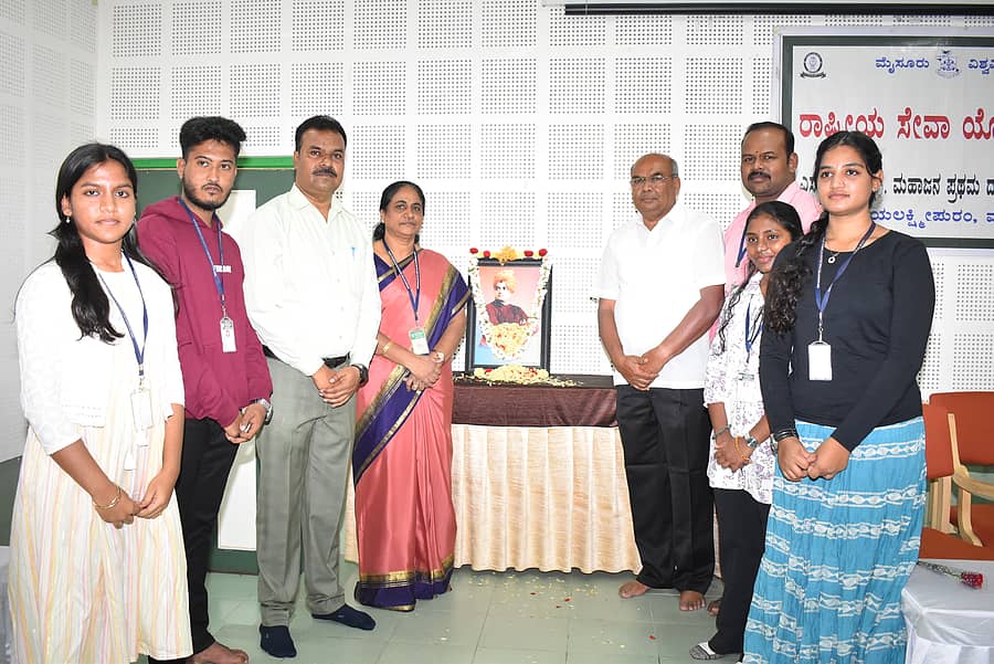 ಮೈಸೂರಿನ ಎಸ್‌ಬಿಆರ್‌ಆರ್ ಮಹಾಜನ ಪ್ರಥಮ ದರ್ಜೆ ಕಾಲೇಜಿನಲ್ಲಿ ನಡೆದ ಸ್ವಾಮಿ ವಿವೇಕಾನಂದ ಜಯಂತಿ ಕಾರ್ಯಕ್ರಮದಲ್ಲಿ ವಿವೇಕಾನಂದ ಭಾವಚಿತ್ರಕ್ಕೆ ಪುಷ್ಪನಮನ ಸಲ್ಲಿಸಲಾಯಿತು
