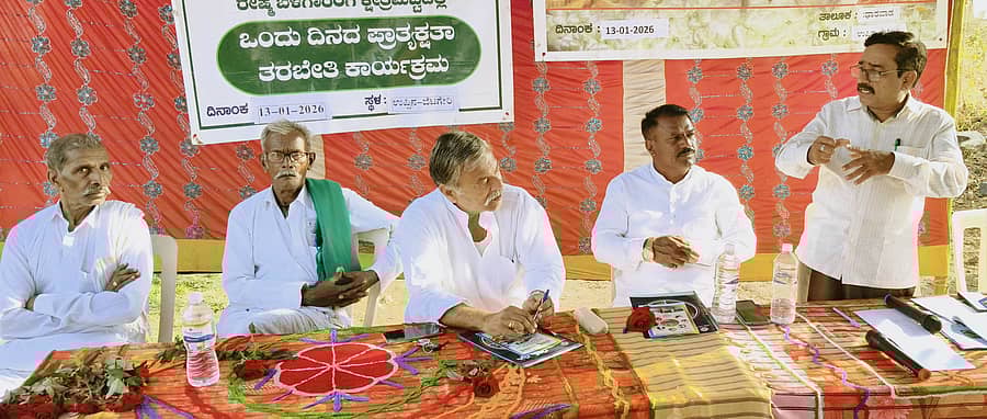 ಉಪ್ಪಿನಬೆಟಗೇರಿಯಲ್ಲಿ ರೇಷ್ಮೆ ಕೃಷಿ ಪ್ರಚಾರ ಆಂದೋಲನ, ರಾಯಾಪೂರ ರೇಷ್ಮೆ ತರಬೇತಿ ಸಂಸ್ಥೆ ಮಂಗಳವಾರ ಏರ್ಪಡಿಸಿದ್ದ ಧಾರವಾಡ  ರೇಷ್ಮೆ ಬೆಳೆಗಾರರಿಗೆ ಕ್ಷೇತ್ರಮಟ್ಟ ತರಬೇತಿ ಕಾರ್ಯಕ್ರಮದಲ್ಲಿ ಎಂ.ಎನ್.ಲೋಕೇಶ ಮಾತನಾಡಿದರು 