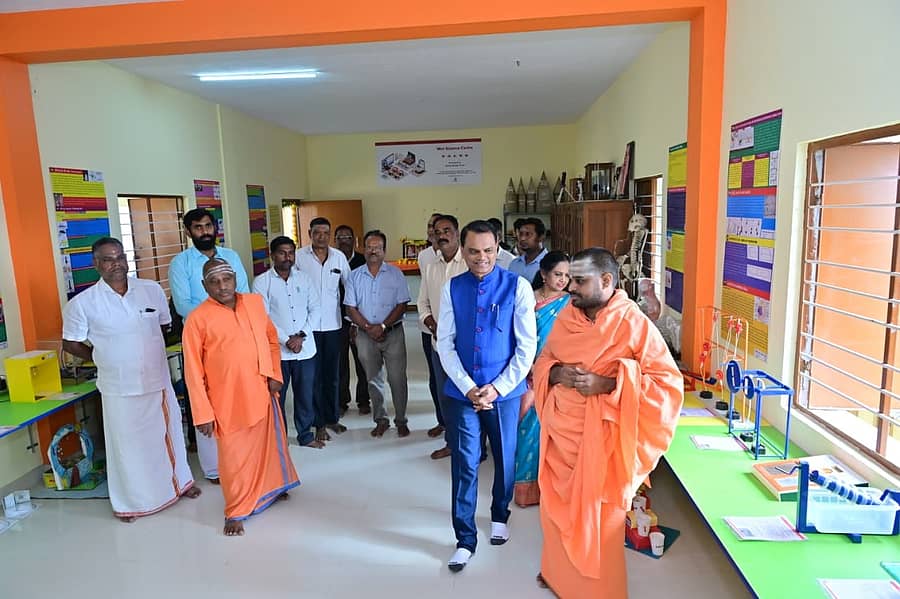 ಮಹದೇಶ್ವರ ಬೆಟ್ಟದ ಮಹದೇಶ್ವರ ಪ್ರೌಢಶಾಲೆಯಲ್ಲಿ ಮಂಗಳವಾರ ವೋಲ್ವೊ ಕಂಪನಿಯ ಸಾಮಾಜಿಕ ಹೊಣೆಗಾರಿಕೆ ನಿಧಿಯಡಿ ಸ್ಥಾಪನೆಯಾದ ಪ್ರಯೋಗಾಲಯ, 200 ವಿದ್ಯಾರ್ಥಿಗಳಿಗೆ ಡೆಸ್ಕ್ ಮತ್ತು ಡಿಜಿಟಲ್ ಕ್ಲಾಸ್ ರೂಂ ಅನ್ನು ಸಾಲೂರು ಮಠದ ಶಾಂತ ಮಲ್ಲಿಕಾರ್ಜುನ ಸ್ವಾಮೀಜಿ ಉದ್ಘಾಟಿಸಿದರು