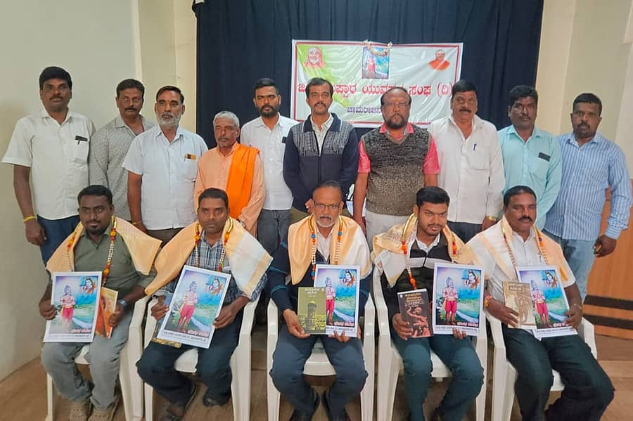 ಚಾಮರಾಜನಗರದ ಜಿಲ್ಲಾ ಕನ್ನಡ ಸಾಹಿತ್ಯ ಪರಿಷತ್ತಿನ ಕಚೇರಿಯಲ್ಲಿ ಈಚೆಗೆ ಜಿಲ್ಲಾ ಉಪ್ಪಾರ ಯುವಕರ ಸಂಘದ 8ನೇ ವಾರ್ಷಿಕೋತ್ಸವ ಹಾಗೂ ಕ್ಯಾಲೆಂಡರ್ ಬಿಡುಗಡೆ ಸಮಾರಂಭದಲ್ಲಿ ಸಾಧಕರಿಗೆ ಸನ್ಮಾನ ಮಾಡಲಾಯಿತು