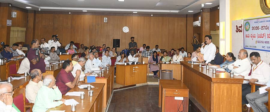 ಶಿವಮೊಗ್ಗದಲ್ಲಿ ಮಂಗಳವಾರ ನಡೆದ ಮಹಾನಗರ ಪಾಲಿಕೆ ಬಜೆಟ್ ಪೂರ್ವ ಸಭೆಯಲ್ಲಿ ಆಯುಕ್ತ ಮಾಯಣ್ಣಗೌಡ ಮಾತನಾಡಿದರು