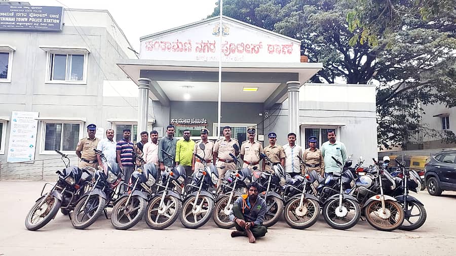 ಚಿಂತಾಮಣಿ ಪೊಲೀಸರು ವಶಪಡಿಸಿಕೊಂಡಿರುವ ಬೈಕ್‌ಗಳು
