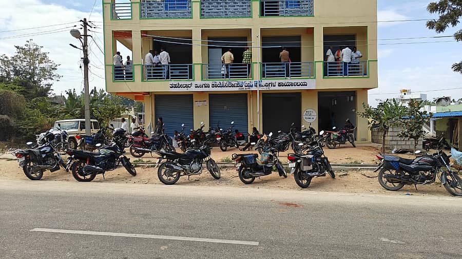 ಚೇಳೂರು ತಾಲ್ಲೂಕು ಕಚೇರಿ ಎದುರು ಅಡ್ಡಾದಿಡ್ಡಿಯಾಗಿ ನಿಲುಗಡೆಯಾಗಿರುವ ದ್ವಿಚಕ್ರ ವಾಹನಗಳು  