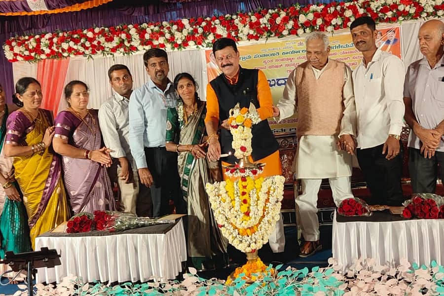 ಸಾಗರ ತಾಲ್ಲೂಕಿನ ಯಡಜಿಗಳಮನೆ ಗ್ರಾಮ ಪಂಚಾಯಿತಿ ಕಟ್ಟಡವನ್ನು ಶಾಸಕ ಗೋಪಾಲಕೃಷ್ಣ ಬೇಳೂರು ಸೋಮವಾರ ಉದ್ಘಾಟಿಸಿದರು