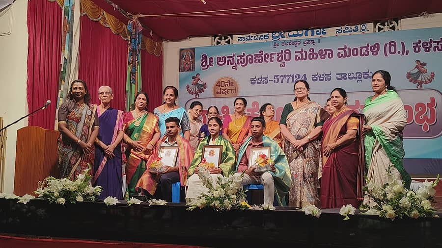 ಕಳಸದ ಅನ್ನಪೂರ್ಣೇಶ್ವರಿ ಮಹಿಳಾ ಮಂಡಳಿ 40ನೇ ವಾರ್ಷಿಕೋತ್ಸವದ ಸಂದರ್ಭದಲ್ಲಿ ಶಾಸಕಿ ನಯನಾ ಮೋಟಮ್ಮ, ಮಂಡಳಿ ಅಧ್ಯಕ್ಷೆ ಕಿರಣ ಬ್ರಹ್ಮದೇವ ರಾಷ್ಟ್ರಮಟ್ಟದ ಕ್ರೀಡಾಕೂಟದಲ್ಲಿ ಭಾಗವಹಿಸಿದ್ದ ಕ್ರೀಡಾಪಟುಗಳಾದ ವಿದುಷಾ, ಫಾರಿಸ್ ಮತ್ತು ಶಾಜ್ ಅವರನ್ನು ಅಭಿನಂದಿಸಿದರು