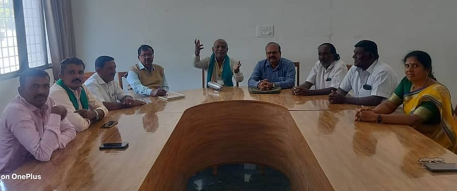 ಹಿರಿಯೂರಿನಲ್ಲಿ ಮಂಗಳವಾರ ಹಮ್ಮಿಕೊಂಡಿದ್ದ ಕುಂಚಿಟಿಗ ಜನಾಂಗದ ಮುಖಂಡರ ಸಭೆಯಲ್ಲಿ ಕುಂಚಿಟಿಗ ಕ್ಷೇಮಾಭಿವೃದ್ಧಿ ಸಂಘದ ಅಧ್ಯಕ್ಷ ಕಸವನಹಳ್ಳಿ ರಮೇಶ್ ಮಾತನಾಡಿದರು