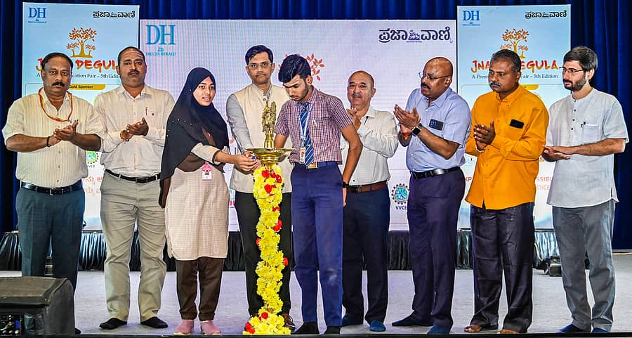 <div class="paragraphs"><p>‘ಪ್ರಜಾವಾಣಿ’ ಹಾಗೂ ‘ಡೆಕ್ಕನ್ ಹೆರಾಲ್ಡ್’ ಪತ್ರಿಕಾ ಬಳಗವು ದ್ವಿತೀಯ ಪಿಯುಸಿ ವಿಜ್ಞಾನ ವಿಭಾಗದ ವಿದ್ಯಾರ್ಥಿಗಳಿಗಾಗಿ ಕಲಬುರಗಿಯ ಎಸ್‌.ಎಂ.ಪಂಡಿತ ರಂಗಮಂದಿರದಲ್ಲಿ ಮಂಗಳವಾರ ಆಯೋಜಿಸಿದ್ದ ‘ಜ್ಞಾನ ದೇಗುಲ’ ಶೈಕ್ಷಣಿಕ ಮೇಳವನ್ನು ಕೆಕೆಆರ್‌ಡಿಬಿ ಕಾರ್ಯದರ್ಶಿ ನಲಿನ್‌ ಅತುಲ್‌ ಉದ್ಘಾಟಿಸಿದರು</p></div>