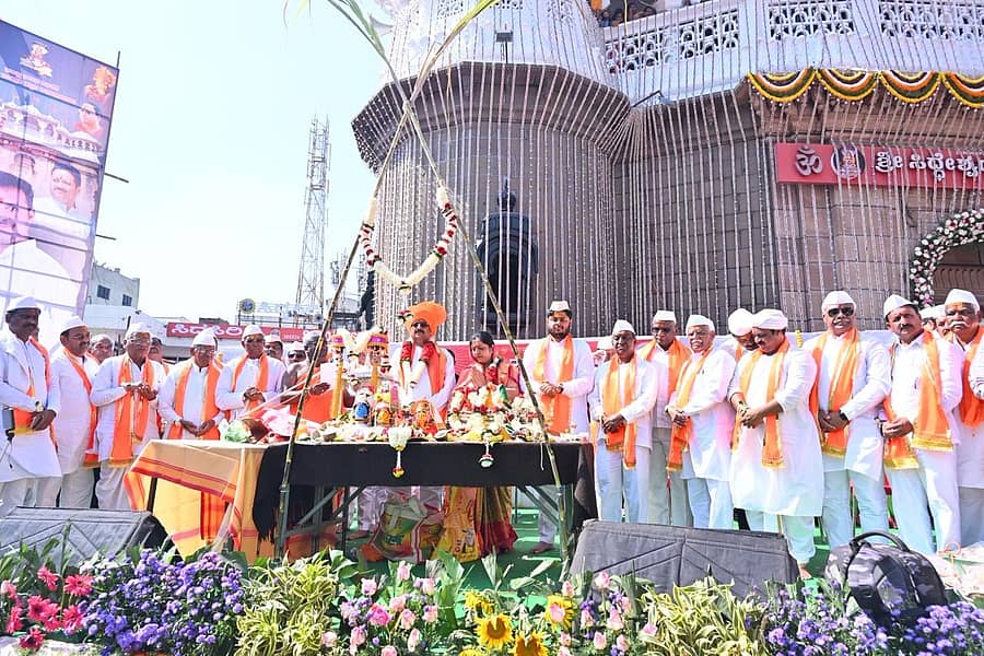 ವಿಜಯಪುರ ನಗರದ ಸಿದ್ದೇಶ್ವರ ಜಾತ್ರಾ ಮಹೋತ್ಸವದಲ್ಲಿ ಶಾಸಕ ಬಸನಗೌಡ ಪಾಟೀಲ ಯತ್ನಾಳ ದಂಪತಿ, ಮಂಗಳವಾರ ಅಕ್ಷತಾರ್ಪಣೆ-ಭೋಗಿ ಕಾರ್ಯಕ್ರಮ ನೆರವೇರಿಸಿದರು
