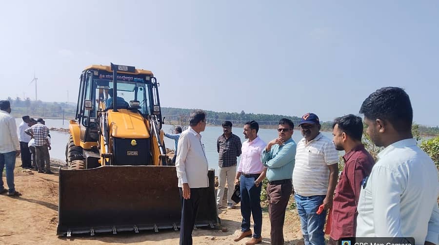 ಜಗಳೂರು ತಾಲ್ಲೂಕಿನ ಗೋಡೆ ಗ್ರಾಮದ ಕೆರೆ ಪ್ರದೇಶದಲ್ಲಿ ಒತ್ತುವರಿಯಾಗಿದ್ದ 20 ಎಕರೆ ಪ್ರದೇಶವನ್ನು ತಾಲ್ಲೂಕು ಆಡಳಿತದಿಂದ ಮಂಗಳವಾರ ತೆರವುಗೊಳಿಸಲಾಯಿತು