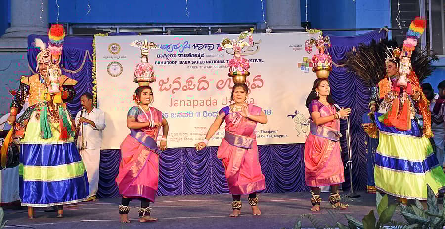 ಮೈಸೂರಿನ ರಂಗಾಯಣದಲ್ಲಿ ನಡೆಯುತ್ತಿರುವ ‘ಬಹುರೂಪಿ ಬಾಬಾಸಾಹೇಬ್‌’ ರಾಷ್ಟ್ರೀಯ ನಾಟಕೋತ್ಸವದಲ್ಲಿ ಮಂಗಳವಾರ ಕಿಂದರಿಜೋಗಿ ಆವರಣದಲ್ಲಿ ಸೇಲಂನ ಮುಪ್ಪಿಡತಿ ಸೂರ್ಯನ್ ತಂಡದವರು ಕೀಲುಕುದುರೆ, ಕರಗಂ, ಕಾವಾಡಿ, ತಪ್ಪಲ್ಟಂ, ಒಯಿಲಟ್ಟಂ, ನ್ಯಾಂಡಿಮೇಳಂ ನೃತ್ಯ ಪ್ರದರ್ಶಿಸಿದರು –ಪ್ರಜಾವಾಣಿ ಚಿತ್ರ/ ಹಂಪಾ ನಾಗರಾಜ 