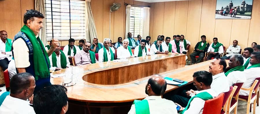 ಮೈಸೂರಿನಲ್ಲಿ ರಾಜ್ಯ ರೈತ ಸಂಘಟನೆಗಳ ಒಕ್ಕೂಟದ ಮುಖಂಡರು ನಡೆಸಿದ ಸಭೆಯಲ್ಲಿ ಕುರುಬೂರು ಶಾಂತಕುಮಾರ್‌ ಮಾತನಾಡಿದರು