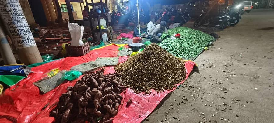 ಸಂಕ್ರಾಂತಿ ಪ್ರಯುಕ್ತ ವಿಜಯಪುರ ಶಿವಗಣೇಶ ಸರ್ಕಲ್‍ನಲ್ಲಿ ವ್ಯಾಪಾರಸ್ಥರು ಗೆಣಸು, ಕಬ್ಬು, ಅವರೆಕಾಯಿಯನ್ನು ಮಾರಾಟಕ್ಕೆ ಇಟ್ಟಿದರು.