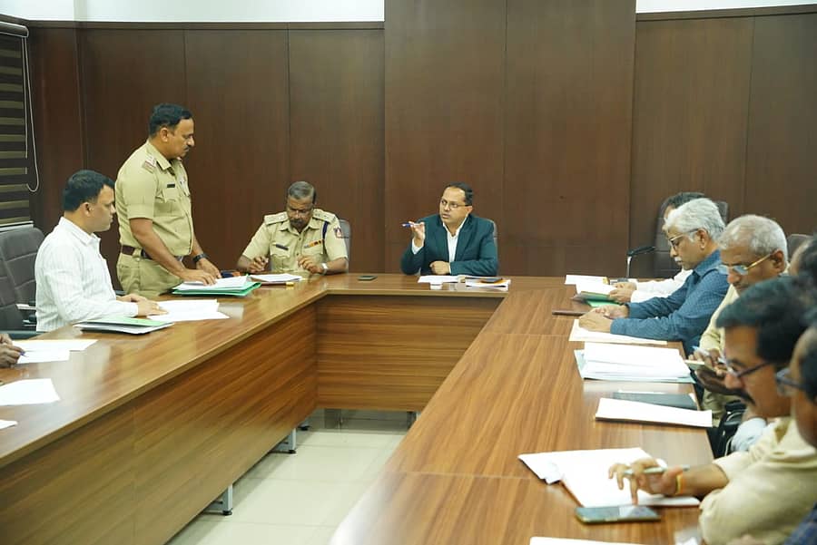 ಬಳ್ಳಾರಿ ನಗರದ ನೂತನ ಜಿಲ್ಲಾಡಳಿತ ಭವನದಲ್ಲಿ ಮಂಗಳವಾರ ಏರ್ಪಡಿಸಿದ್ದ ಜಿಲ್ಲಾ ರಸ್ತೆ ಸುರಕ್ಷತಾ ಸಮಿತಿ ಸಭೆಯಲ್ಲಿ ಪೊಲೀಸ್ ಅಧಿಕಾರಿಗಳಿಗೆ ಜಿಲ್ಲಾಧಿಕಾರಿ ನಾಗೇಂದ್ರ ಪ್ರಸಾದ್ ಕೆ. ಸೂಚನೆ ನೀಡಿದರು. ಹೆಚ್ಚುವರಿ ಎಸ್ಪಿ ನವೀನ್ ಕುಮಾರ್ ಇದ್ದರು.