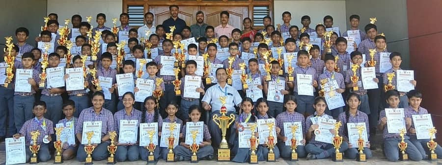 ಕರಾಟೆ ಸ್ಪರ್ಧೆಯಲ್ಲಿ ಸಮಗ್ರ ಪ್ರಶಸ್ತಿ ಪಡೆದ ಕೋಣಂದೂರಿನ ರಾಷ್ಟ್ರೀಯ ವಸತಿ ಶಾಲಾ ವಿದ್ಯಾರ್ಥಿಗಳ ಸಂಭ್ರಮ