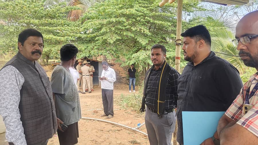 ಹಾರೋಹಳ್ಳಿಯ ಟಿ.ಹೊಸಹಳ್ಳಿ ಗ್ರಾಮದಲ್ಲಿ ಜೀತಕ್ಕಿದ್ದ ಕಾರ್ಮಿಕರನ್ನು ರಕ್ಷಿಸುತ್ತಿರುವ ಅಧಿಕಾರಿಗಳ ತಂಡ.