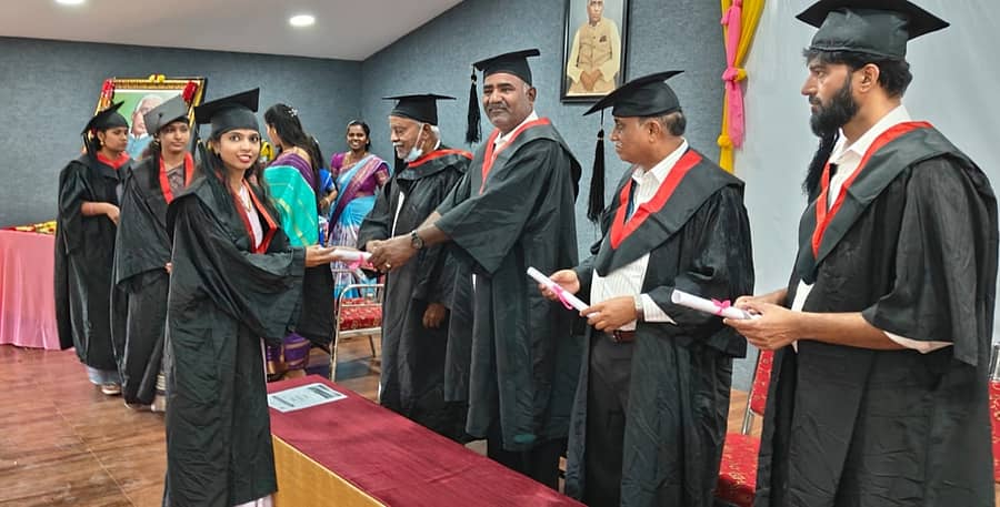 ಕನಕಪುರ ರೂರಲ್ ಎಜುಕೇಶನ್ ಸೊಸೈಟಿಯಲ್ಲಿ ಸೋಮವಾರ ನಡೆದ ಕಾರ್ಯಕ್ರಮದಲ್ಲಿ ಸ್ನಾತಕೋತ್ತರ ಪದವಿ ಪೂರೈಸಿದ ವಿದ್ಯಾರ್ಥಿಗಳಿಗೆ ಪದವಿ ಪ್ರದಾನ ಮಾಡಲಾಯಿತು