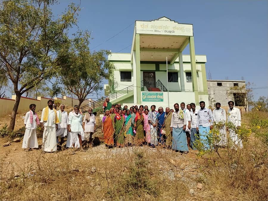 ಕವಿತಾಳ ಸಮೀಪದ ಪಾಮನಕಲ್ಲೂರು ರೈತ ಸಂಪರ್ಕ ಕೇಂದ್ರದ ಎದುರು ಮಂಗಳವಾರ ಶೇಂಗಾ ಬಿತ್ತನೆ ಬೀಜ ಖರೀದಿಗೆ ರೈತರು ಕಾದು ನಿಂತಿರುವುದು