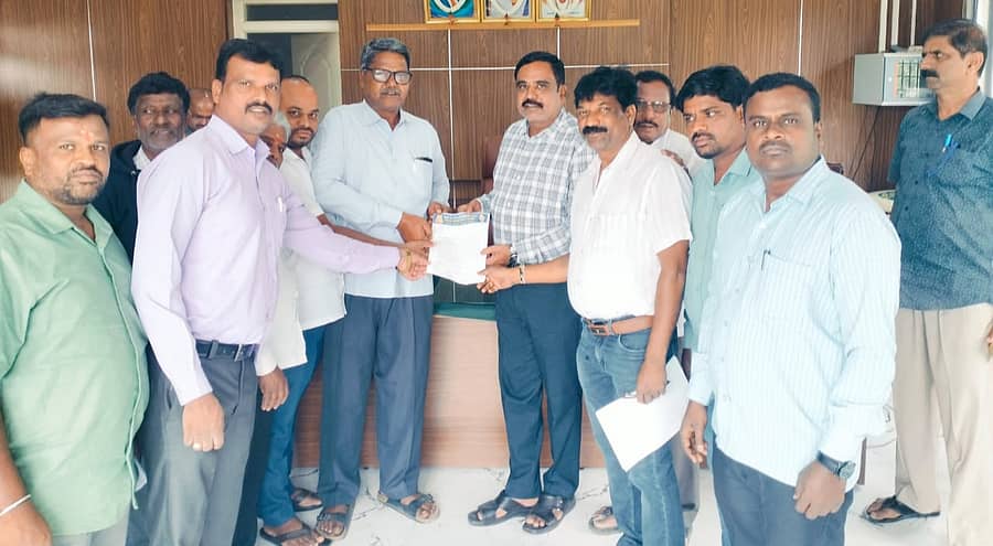 ಕನಕಪುರದಲ್ಲಿ ದಲಿತ ಸಂಘಟನೆ ಮುಖಂಡರು ಅಂಬೇಡ್ಕರ್ ಪುತ್ಥಳಿ ನಿರ್ಮಿಸುವಂತೆ ಒತ್ತಾಯಿಸಿ ತಹಶೀಲ್ದಾರ್ ಮೂಲಕ ಸರ್ಕಾರಕ್ಕೆ ಮನವಿ ಪತ್ರ ಸಲ್ಲಿಸಿದರು