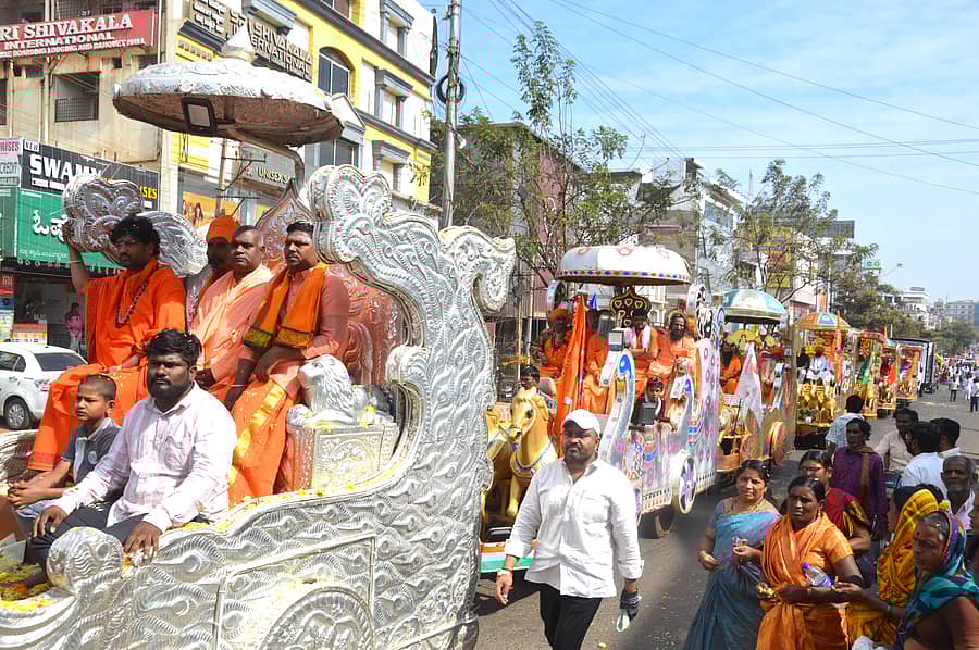 ಸ್ವಾಮಿ ವಿವೇಕಾನಂದರ ಜಯಂತಿ ಹಾಗೂ ಸರ್ವ ಧರ್ಮ ಸಮ್ಮೇಳನದ ಅಂಗವಾಗಿ ಬೀದರ್ ನಲ್ಲಿ  ವಿವೇಕಾನಂದರ ಭಾವಚಿತ್ರ ಹಾಗೂ ಸರ್ವ ಧರ್ಮಗಳ ಗುರುಗಳ ಭವ್ಯ ಮೆರವಣಿಗೆ ನಡೆಯಿತು 
