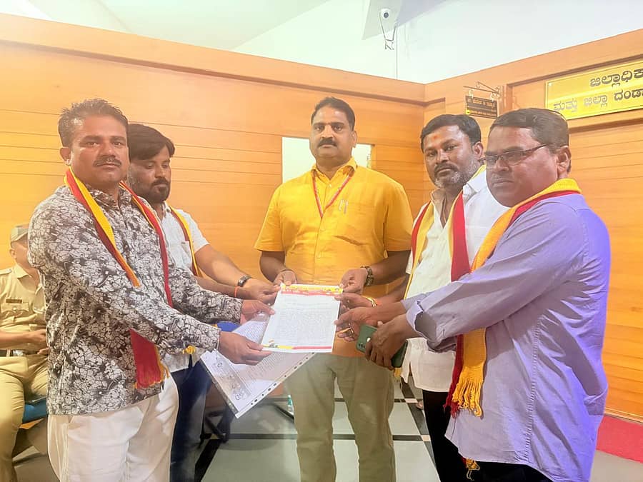 ಕನಕಗಿರಿ ತಾಲ್ಲೂಕು ರಕ್ಷಣಾ ವೇದಿಕೆ ಅಧ್ಯಕ್ಷ ಹರೀಶ‌ ಪೂಜಾರ ಜಿಲ್ಲಾಧಿಕಾರಿಗಳ‌ ಅಧಿಕಾರಿಗೆ ಮಂಗಳವಾರ ಮನವಿ ಸಲ್ಲಿಸಿದರು