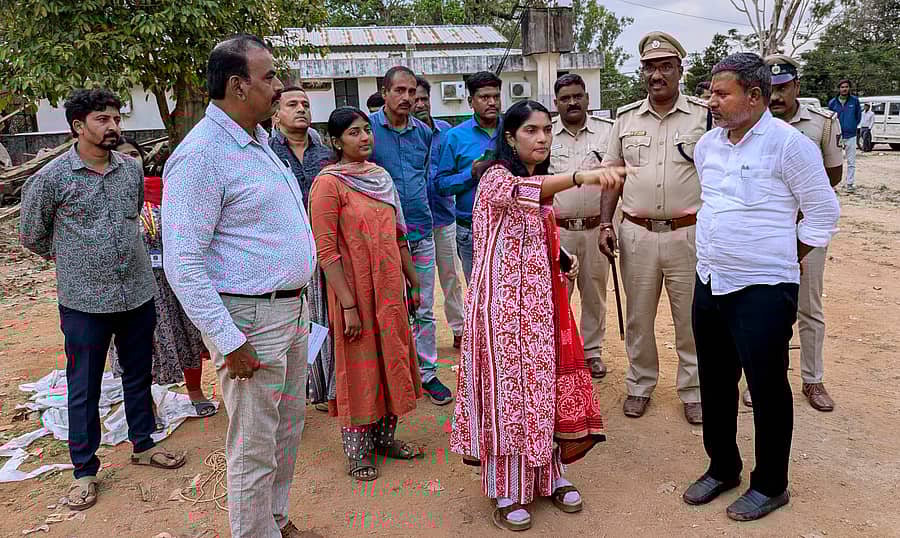 ಸಕಲೇಶಪುರಕ್ಕೆ ಜ.16ರಂದು ‘ಜನಸ್ಪಂದನ’ ಸಭೆಗೆ ಜಿಲ್ಲಾ ಉಸ್ತುವಾರಿ ಸಚಿವರು ಬರುತ್ತಿರುವ ಹಿನ್ನೆಲೆಯಲ್ಲಿ ಮಂಗಳವಾರ ಮಿನಿ ವಿಧಾನಸೌಧ ಆವರಣದಲ್ಲಿ ಸಭೆ ನಡೆಸುವ ಸ್ಥಳವನ್ನು ಜಿಲ್ಲಾಧಿಕಾರಿ ಕೆ.ಎಸ್. ಲತಾಕುಮಾರಿ, ಶಾಸಕ ಸಿಮೆಂಟ್ ಮಂಜು ಹಾಗೂ ಅಧಿಕಾರಿಗಳು ಪರಿಶೀಲಿಸಿದರು