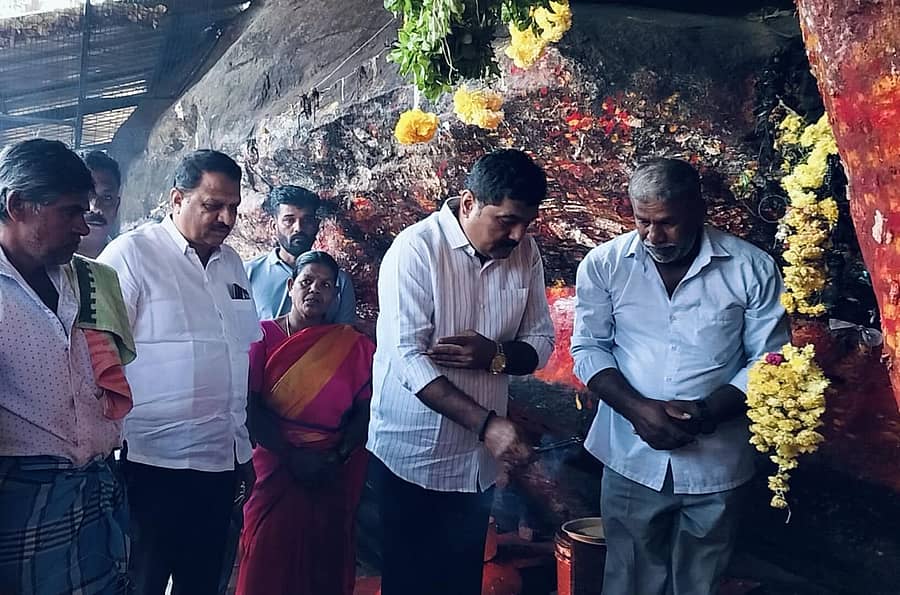 ಸಂತೇಬಾಚಹಳ್ಳಿ ಹೋಬಳಿಯ ಬಿಲ್ಲೇನಹಳ್ಳಿ ಗವಿರಂಗನಾಥಸ್ವಾಮಿಯ ಬ್ರಹ್ಮರಥೋತ್ಸವ ಅಂಗವಾಗಿ ಸಿದ್ಧತೆ ಪರಿಶೀಲಿಸಲು ಬಂದಿದ್ದ ಶಾಸಕ ಎಚ್.ಟಿ. ಮಂಜು ಅವರು ದೇವರಿಗೆ ವಿಶೇಷ ಪೂಜೆ ಸಲ್ಲಿಸಿದರು