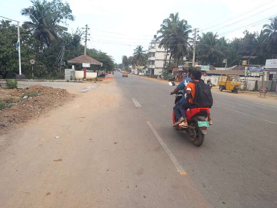 ನರಸಿಂಹರಾಜಪುರದಲ್ಲಿ ರಸ್ತೆ ವಿಸ್ತರಣೆಯಾಗಿರುವ ಸುಂಕದಕಟ್ಟೆಯಿಂದ ಮೆಸ್ಕಾಂ ಇಲಾಖೆಯವರೆಗೆ ರಸ್ತೆ ವಿಭಜಕ ಅಳವಡಿಸದೆ ಇರುವುದು