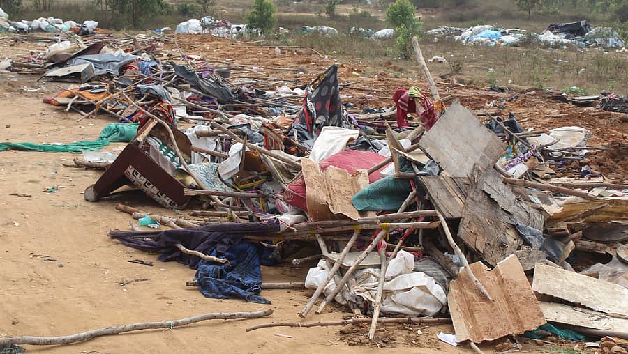 ಆನೇಕಲ್ ತಾಲ್ಲೂಕಿನ ಮೇಡಹಳ್ಲಿ ಸಮೀಪ ಶಂಕಿತ ಬಾಂಗ್ಲ ವಲಸಿಗರು ಇದ್ದ ಶೆಡ್ ಸಂಪೂರ್ಣ ನೆಲಸಮಗೊಂಡಿರುವುದು