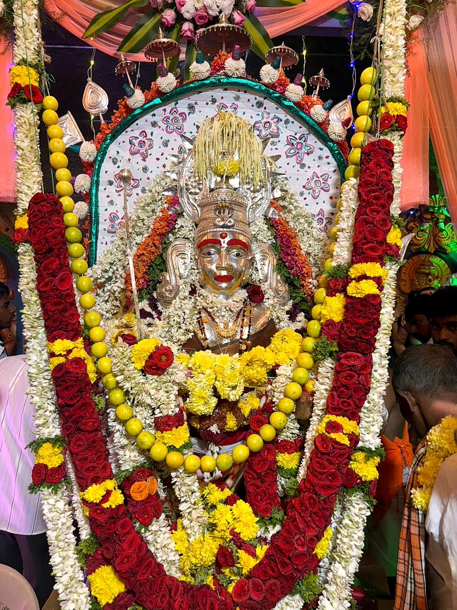 ಕೆಂಚನಾಲ ಹೂವಿನಿಂದ ಅಲಂಕೃತಗೊಂಡ ಮಾರಿಕಾಂಬ ದೇವಿ.