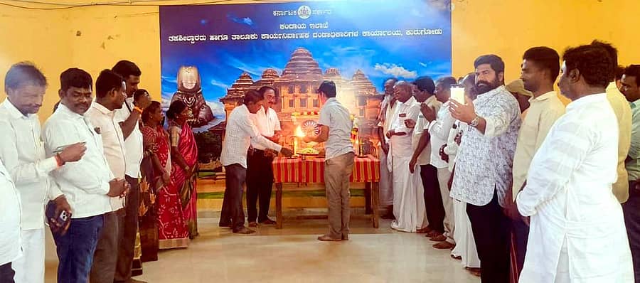 ಕುರುಗೋಡಿನ ತಹಶೀಲ್ದಾರ್ ಕಚೇರಿಯಲ್ಲಿ ಬುಧವಾರ ಶಿವಯೋಗಿ ಸಿದ್ದರಾಮೇಶ್ವರ ಜಯಂತಿ ಆಚರಿಸಲಾಯಿತು