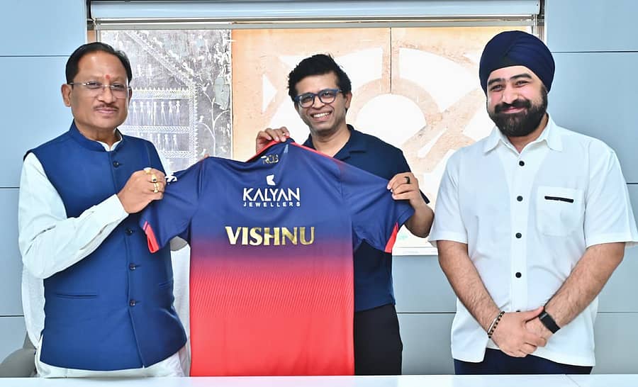 <div class="paragraphs"><p>ಛತ್ತೀಸಗಢ ಮುಖ್ಯಮಂತ್ರಿ ವಿಷ್ಣುದೇವ್ ಸಾಯಿ ಅವರಿಗೆ ಜೆರ್ಸಿ ಕಾಣಿಕೆ ನೀಡಿದ ಆರ್‌ಸಿಬಿ ಸಿಒಒ ರಾಜೇಶ್ ಮೆನನ್</p></div>