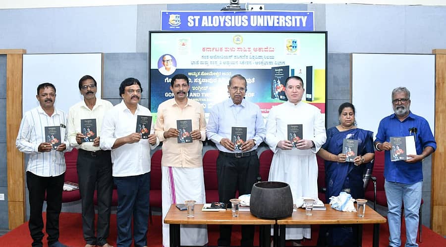 ಅಮೃತ ಸೋಮೇಶ್ವರ ಅವರ ಇಂಗ್ಲಿಷ್‌ಗೆ ಅನುವಾದಗೊಂಡ ‘ಗೋಂದೋಳು ಮತ್ತು ಇತರ ನಾಟಕ’ ಕೃತಿಯನ್ನು ಬಿಡುಗಡೆಗೊಳಿಸಲಾಯಿತು : ಪ್ರಜಾವಾಣಿ ಚಿತ್ರ