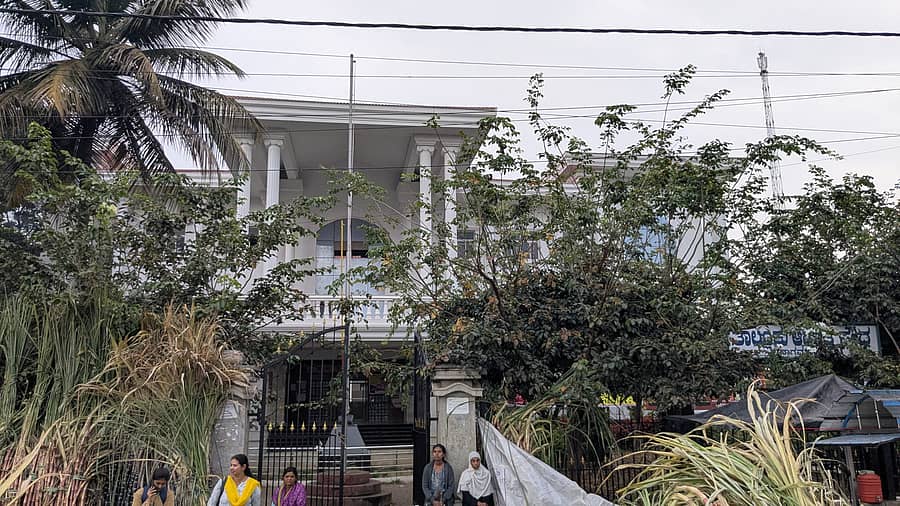 <div class="paragraphs"><p>ನಾಗಮಂಗಲ ತಾಲ್ಲೂಕು ಆಡಳಿತ ಸೌಧದ ಹೊರನೋಟ</p></div>