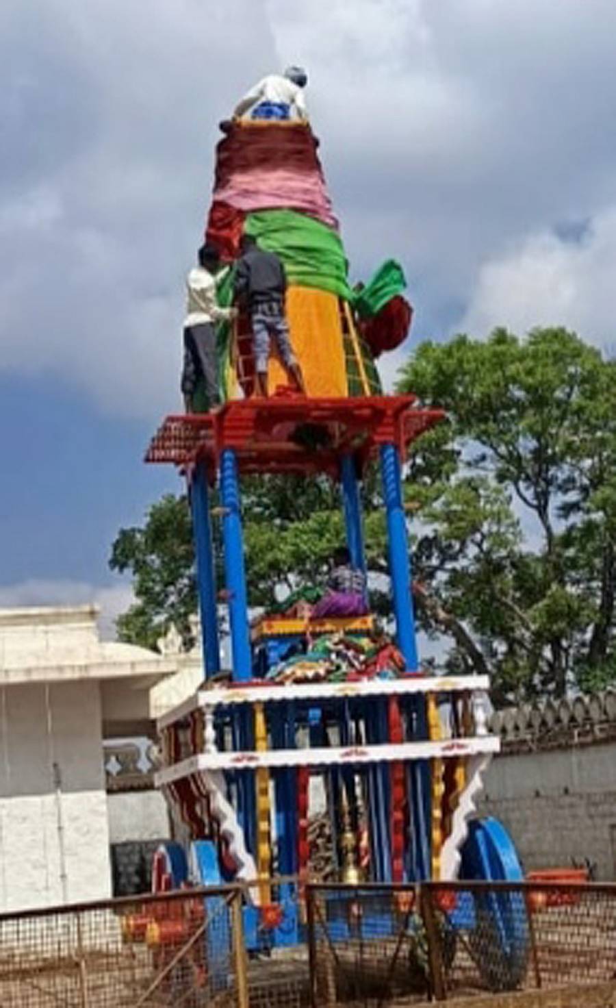 ಯಳಂದೂರು ತಾಲ್ಲೂಕಿನ ಬಿಳಿಗಿರಿಬೆಟ್ಟದ ರಂಗನಾಥಸ್ವಾಮಿ ದೇವಾಲಯದಲ್ಲಿ ಚಿಕ್ಕತೇರು ಆಚರಣೆಯ ಹಿನ್ನಲೆಯಲ್ಲಿ ಬುಧವಾರ ತೇರು ಅಲಂಕರಿಸುವ ಕಾರ್ಯ ನಡೆಯಿತು