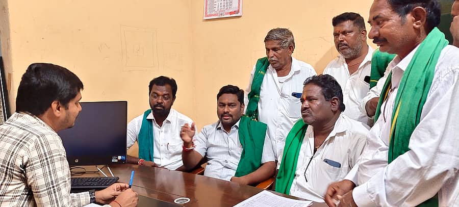 ಕಂಪ್ಲಿ ತಹಶೀಲ್ದಾರ್ ಜೂಗಲ ಮಂಜುನಾಯಕ ಅವರೊಂದಿಗೆ ರೈತ ಸಂಘದ ಪದಾಧಿಕಾರಿಗಳು ಜೋಳ ಖರೀದಿಯ ಲೋಪ ಕುರಿತು ಚರ್ಚಿಸಿದರು