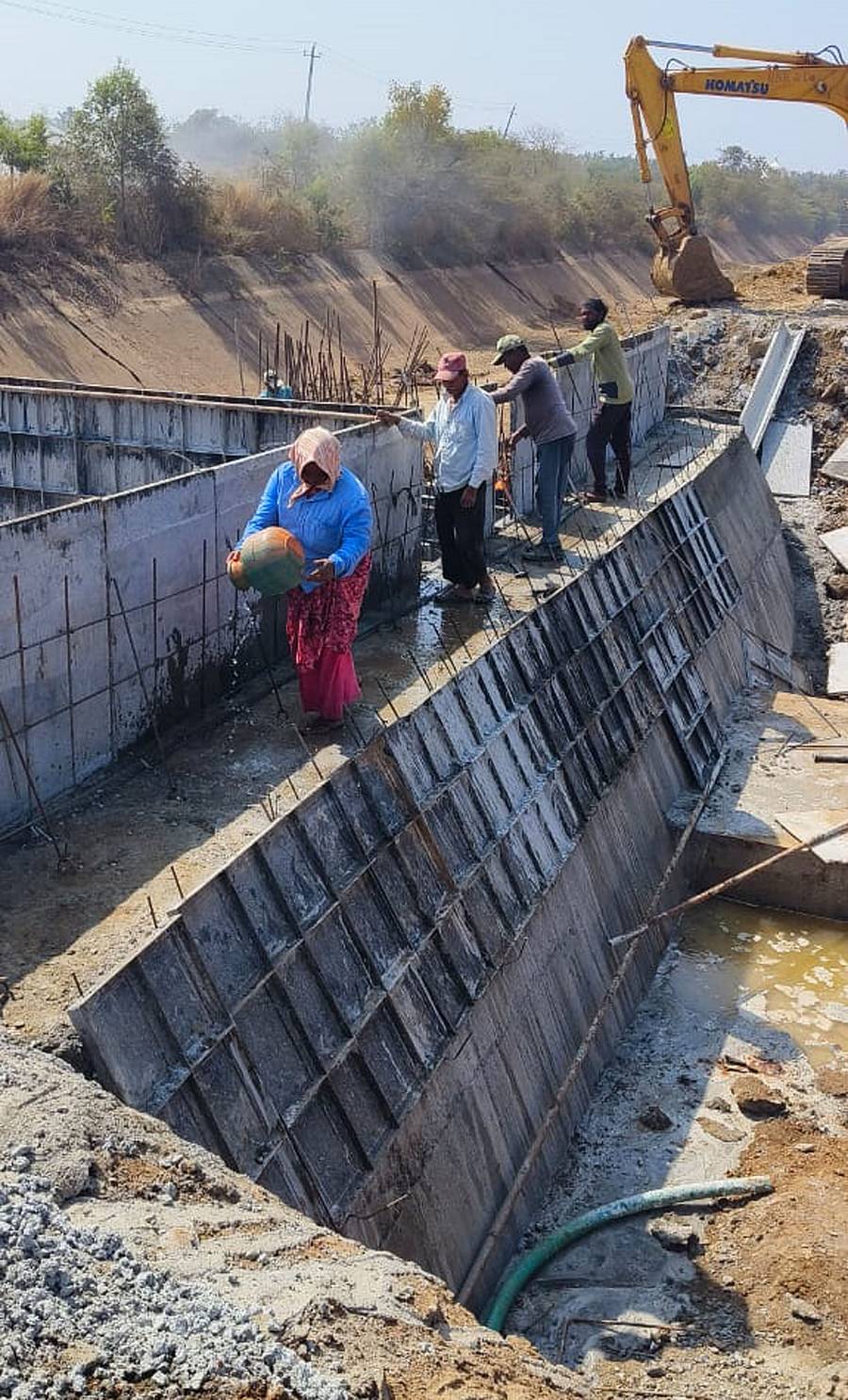 ಸಂತೇಬೆನ್ನೂರು ಸಮೀಪದ ಸೋಮನಾಳ್‌ ಬಳಿ ಭದ್ರಾ ಉಪನಾಲೆಗೆ ಗೇಟ್‌ ಅಳವಡಿಸುವ ಕಾಮಗಾರಿ