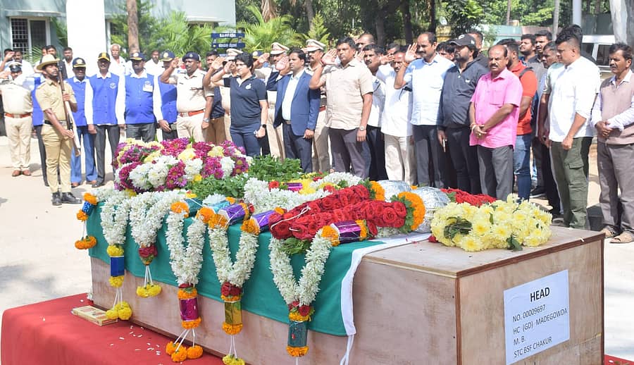 ಮಂಡ್ಯ ಜಿಲ್ಲಾ ಸಶಸ್ತ್ರ ಮೀಸಲು ಪಡೆ ಮೈದಾನದಲ್ಲಿ ಬುಧವಾರ ಯೋಧ ಎಂ.ಬಿ.ಮಾದೇಗೌಡ ಅವರ ಪಾರ್ಥಿವ ಶರೀರಕ್ಕೆ ಜಿಲ್ಲಾಡಳಿತದ ವತಿಯಿಂದ ಸಕಲ ಸರ್ಕಾರಿ ಗೌರವದೊಂದಿಗೆ ಅಂತಿಮ ನಮನ ಸಲ್ಲಿಸಲಾಯಿತು. ಶಾಸಕ ಪಿ.ರವಿಕುಮಾರ್‌, ಜಿಲ್ಲಾಧಿಕಾರಿ ಕುಮಾರ, ಎಸ್ಪಿ ಶೋಭಾರಾಣಿ ಪಾಲ್ಗೊಂಡಿದ್ದರು 