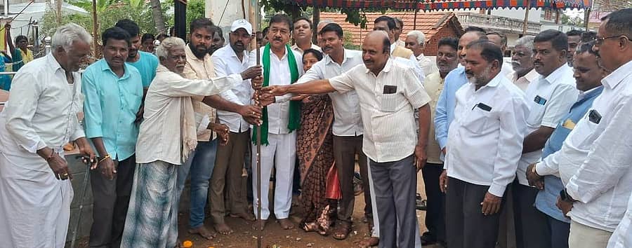 ಸಂತೇಮರಹಳ್ಳಿ ಸಮೀಪದ ಕುದೇರು ಗ್ರಾಮದ ಪರಿಶಿಷ್ಟ ಸಮುದಾಯ ಬೀದಿಯಲ್ಲಿ ಕಾಂಕ್ರೀಟ್ ರಸ್ತೆ ಹಾಗೂ ಬಾಕ್ಸ್ ಚರಂಡಿ ಕಾಮಗಾರಿಗೆ ಶಾಸಕ ಎ.ಆರ್.ಕೃಷ್ಣಮೂರ್ತಿ ಭೂಮಿ ಪೂಜೆ ನೆರವೇರಿಸಿದರು