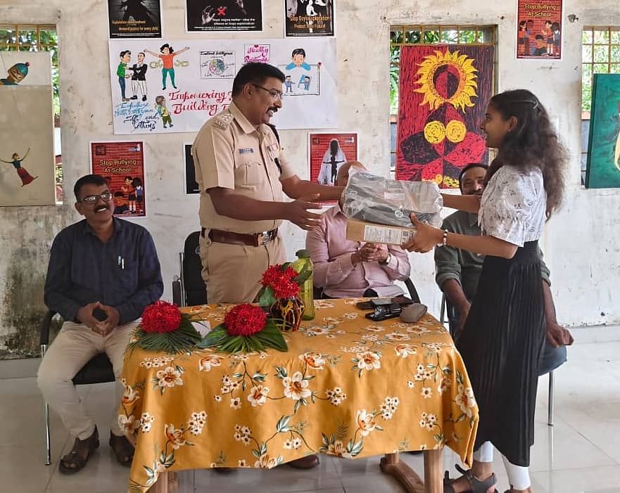 ಮೈಸೂರಿನ ಒಡನಾಡಿ ಸಂಸ್ಥೆಯಲ್ಲಿ ಆಯೋಜಿಸಿದ್ದ ಕಾರ್ಯಕ್ರಮದಲ್ಲಿ ಎಸಿಪಿ ರವಿಪ್ರಸಾದ್ ಅವರು ಇಂಗ್ಲಿಷ್ ಮತ್ತು ಕಂಪ್ಯೂಟರ್ ತರಬೇತಿ ಮುಗಿಸಿದ ವಿದ್ಯಾರ್ಥಿಗಳಿಗೆ ಪ್ರಮಾಣ ಪತ್ರ ವಿತರಿಸಿದರು