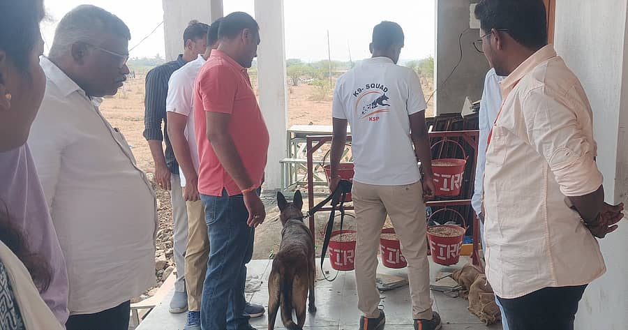 ಕಾಳಗಿ ಡಿ.ಎಂ.ಪಾಟೀಲ ಪಿಯು ಕಾಲೇಜಿನಲ್ಲಿ ಬುಧವಾರ ಶ್ವಾನದಿಂದ ಪರಿಶೀಲನೆ ನಡೆಸಲಾಯಿತು