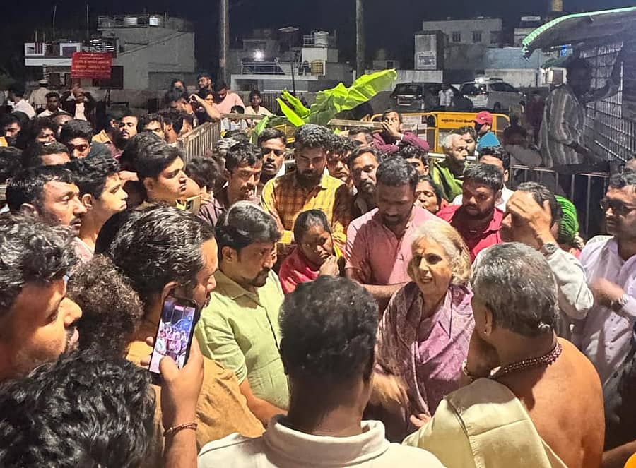 ಮೈಸೂರಿನ ಚಾಮುಂಡಿ ಬೆಟ್ಟಕ್ಕೆ ಬುಧವಾರ ರಾತ್ರಿ ಆಗಮಿಸಿದ ರಾಜವಂಶಸ್ಥೆ ಪ್ರಮೋದಾದೇವಿ ಒಡೆಯರ್ ಅವರನ್ನು ಸ್ಥಳೀಯರು ಸುತ್ತುವರಿದು ಬೆಟ್ಟದಲ್ಲಿ ನಡೆಯುತ್ತಿರುವ ಕಾಮಗಾರಿ ಸ್ಥಗಿತಗೊಳಿಸುವಂತೆ ವಿನಂತಿಸಿದರು