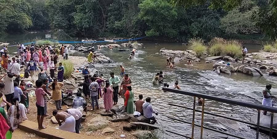 ಸಂಕ್ರಾಂತಿ ನಿಮಿತ್ತ ಶಿರಸಿಯ ಸಹಸ್ರಲಿಂಗದಲ್ಲಿ ಭಕ್ತರು ಪುಣ್ಯ ಸ್ನಾನ ಮಾಡಿದರು