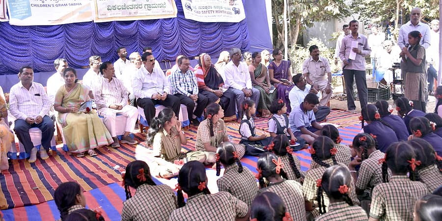 ಲಕ್ಕುಂಡಿಯಲ್ಲಿ ನಡೆದ ಮಕ್ಕಳ ಗ್ರಾಮ ಸಭೆಯಲ್ಲಿ ವಿದ್ಯಾರ್ಥಿಯೊಬ್ಬಳು ಶಾಲೆಯ ಆವರಣದಲ್ಲಿ ಸಾರ್ವಜನಿಕರು ಮದ್ಯಪಾನ ಮಾಡುತ್ತಿದ್ದು, ಅವರನ್ನು ಪತ್ತೆಹಚ್ಚಿ ಶಿಕ್ಷಿಸಲು ಸಿಸಿಟಿವಿ ಕ್ಯಾಮೆರಾ ಅಳವಡಿಸುವಂತೆ ಒತ್ತಾಯಿಸಿದಳು 