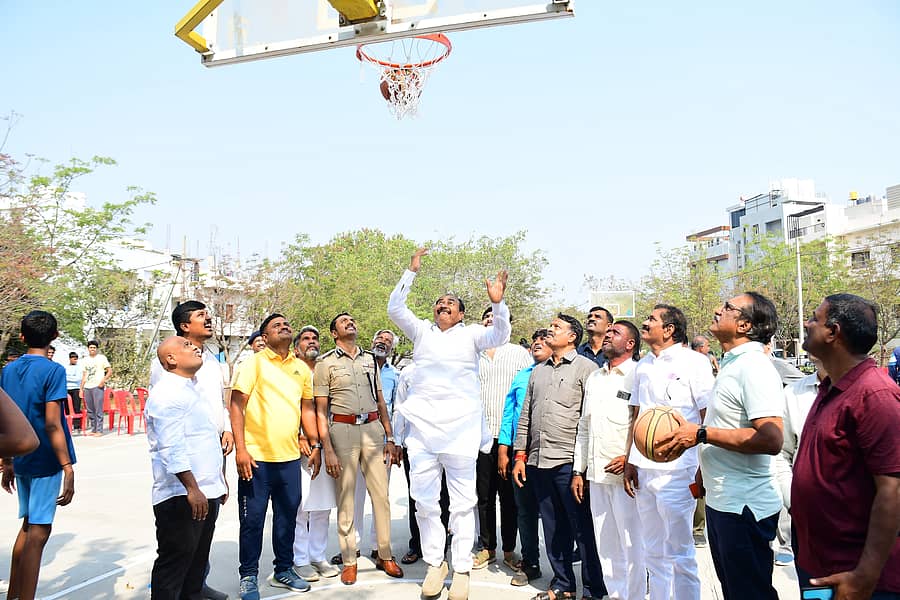 ಕಲಬುರಗಿಯ ಕೆಎಚ್‌ಬಿ ಅಕ್ಕಮಹಾದೇವಿ ಕಾಲೊನಿಯ ಬ್ಯಾಸ್ಕೆಟ್‌ಬಾಲ್‌ ಅಂಕಣದಲ್ಲಿ ಹಮ್ಮಿಕೊಂಡಿರುವ ಕರ್ನಾಟಕ ಬ್ಯಾಸ್ಕೆಟ್‌ಬಾಲ್‌ ಗ್ರಾಮೀಣ ಲೀಗ್‌ ಚಾಂಪಿಯನ್‌ಶಿಪ್‌ಗೆ ಶಾಸಕ ಅಲ್ಲಮಪ್ರಭು ಪಾಟೀಲ ಬುಧವಾರ ಚಾಲನೆ ನೀಡಿದರು