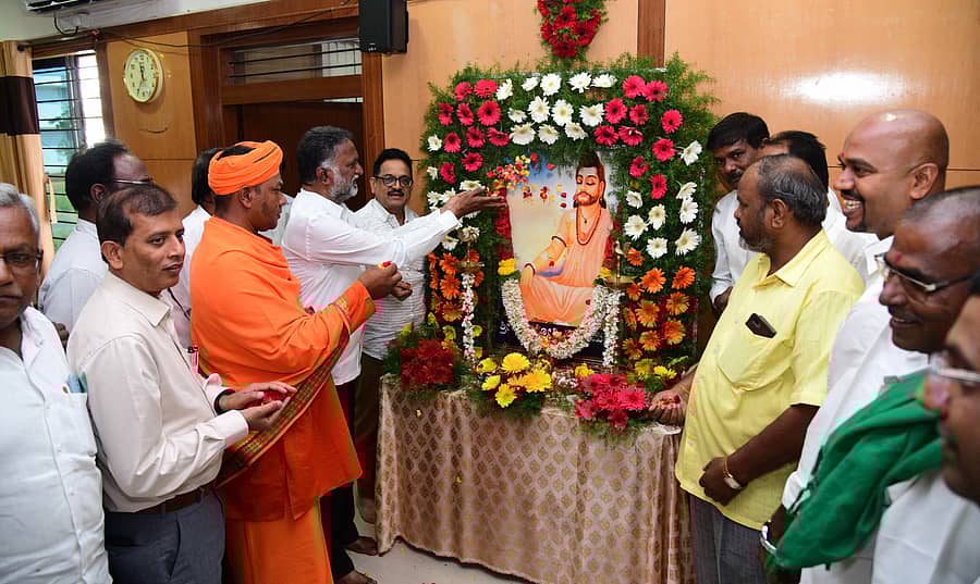 ದಾವಣಗೆರೆಯ ಜಿಲ್ಲಾಧಿಕಾರಿ ಕಚೇರಿಯಲ್ಲಿ ಸಿದ್ಧರಾಮೇಶ್ವರ ಜಯಂತಿ ಅಂಗವಾಗಿ ಸಿದ್ದರಾಮೇಶ್ವರ ಅವರ ಭಾವಚಿತ್ರಕ್ಕೆ ಶಾಸಕ ಕೆ.ಎಸ್. ಬಸವಂತಪ್ಪ ಪುಷ್ಪನಮನ ಸಲ್ಲಿಸಿದರು. ಜಿಲ್ಲಾಧಿಕಾರಿ ಗಂಗಾಧರಸ್ವಾಮಿ –ಪ್ರಜಾವಾಣಿ ಚಿತ್ರ