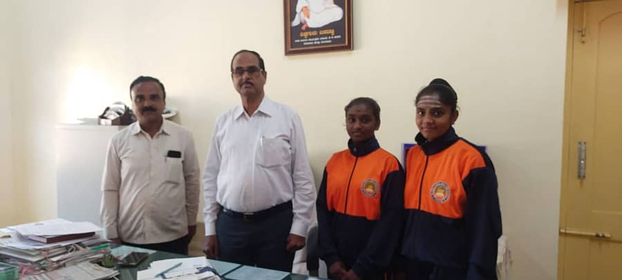 ತರಳಬಾಳು ಸಂಸ್ಥೆಯ ಆಡಳಿತಾಧಿಕಾರಿ ಎಚ್.ವಿ. ವಾಮದೇವಪ್ಪ ಅವರ ಜೊತೆಗೆ ರಾಷ್ಟ್ರಮಟ್ಟದ ಕಬಡ್ಡಿ ತಂಡಕ್ಕೆ ಆಯ್ಕೆಯಾದ ಬಾಲಕಿಯರು. ಮುಖ್ಯ ಶಿಕ್ಷಕ ಸೋಮಶೇಖರ್‌ ಜೊತೆಗಿದ್ದಾರೆ 